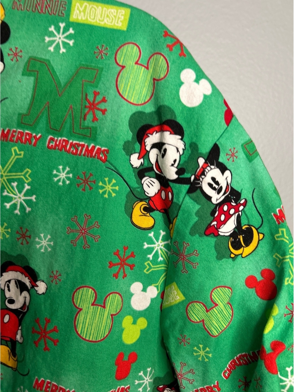 The Wonderful World of Disney XL Green Christmas Mickey Mouse Scrub Top